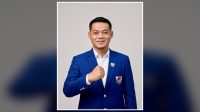 Potret pemuda dengan jas dan atribut KNPI