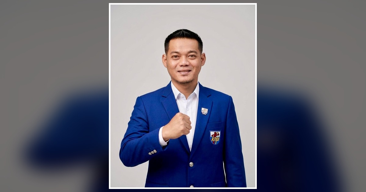Potret pemuda dengan jas dan atribut KNPI