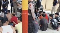 Aparat kepolisian mengamankan sejumlah orang dalam penggerebekan di Kampung Dangko, Kecamatan Tamalate, Kota Makassar