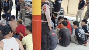 Aparat kepolisian mengamankan sejumlah orang dalam penggerebekan di Kampung Dangko, Kecamatan Tamalate, Kota Makassar