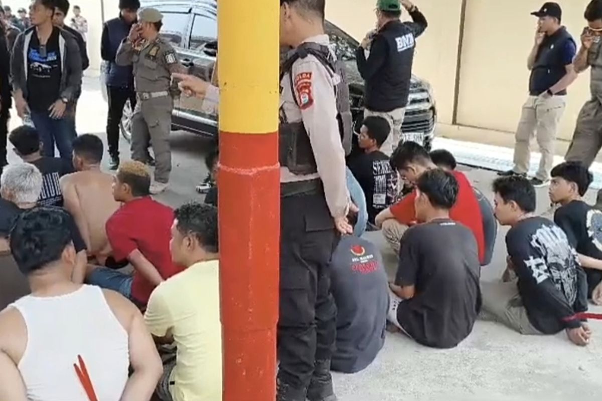 sweeping-kampung-dangko-tamalate-makassar Aparat kepolisian mengamankan sejumlah orang dalam penggerebekan di Kampung Dangko, Kecamatan Tamalate, Kota Makassar
