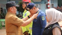 tekape-medis Bupati Luwu Timur menyematkan tanda panitia pada apel safety dan medis Jelang Expo K-UMKM