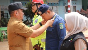 Bupati Luwu Timur menyematkan tanda panitia pada apel safety dan medis Jelang Expo K-UMKM