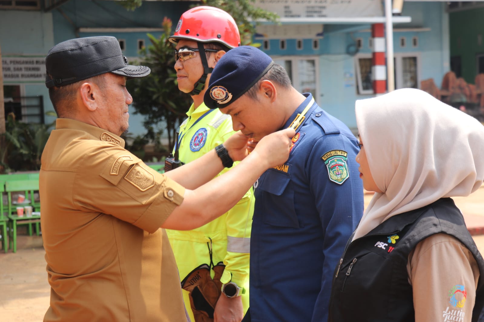 Bupati Luwu Timur menyematkan tanda panitia pada apel safety dan medis Jelang Expo K-UMKM