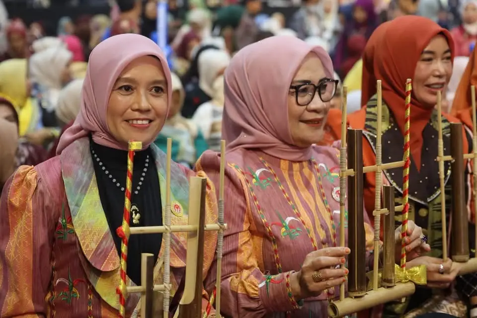 Peragaan busana tenun Sulawesi Tenggara pada penutupan Kriyanusa 2026 di Jakarta