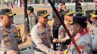 Kapolres Luwu Timur AKBP Irwan Kurniadi bersalaman saat penyambutan Kapolda Sulsel di Mako Polda