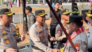 Kapolres Luwu Timur AKBP Irwan Kurniadi bersalaman saat penyambutan Kapolda Sulsel di Mako Polda