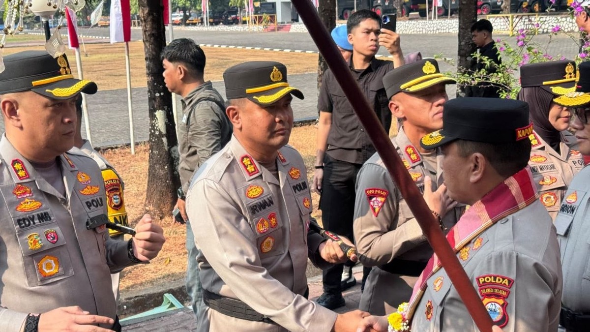 Kapolres Luwu Timur AKBP Irwan Kurniadi bersalaman saat penyambutan Kapolda Sulsel di Mako Polda