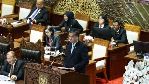 Menteri Ketenagakerjaan Yassierli dalam rapat paripurna pengesahan UU Pelindungan Ketenagakerjaan