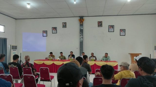 warga-balambano-foto-dokumen-amdal-pt-vale Pertemuan warga Balambano dan PT Vale Indonesia membahas dokumen AMDAL di Wasuponda